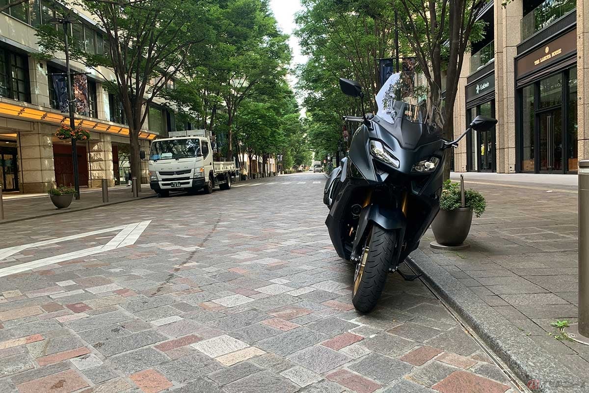 いざ、燃費の実走計測へ。市街地燃費計測では丸の内オフィス街も経由