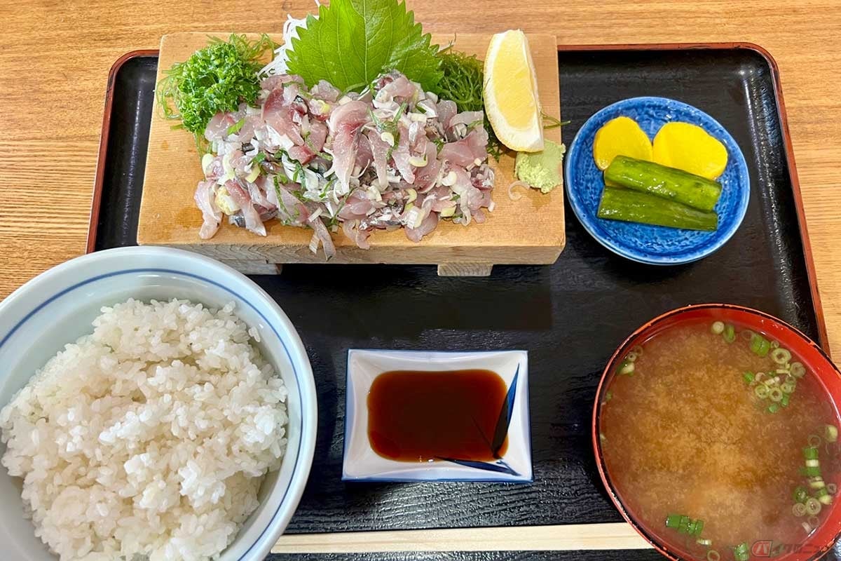 弓田食堂の「アジたたき定食」(1300円)は、海鮮料理の味にうるさいバイク仲間も太鼓判を押すほど。食べ応えのあるおかずを受け入れるボリュームのあるご飯、みそ汁、漬物、ぬか漬け、どれも美味い。定食屋はガツガツ食べられるのが嬉しい