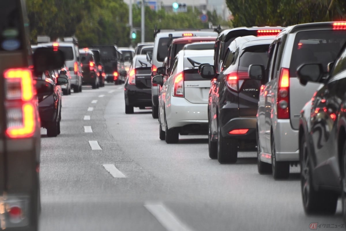 ハザードは、点滅させて後続車に渋滞の存在を知らせる役割もある