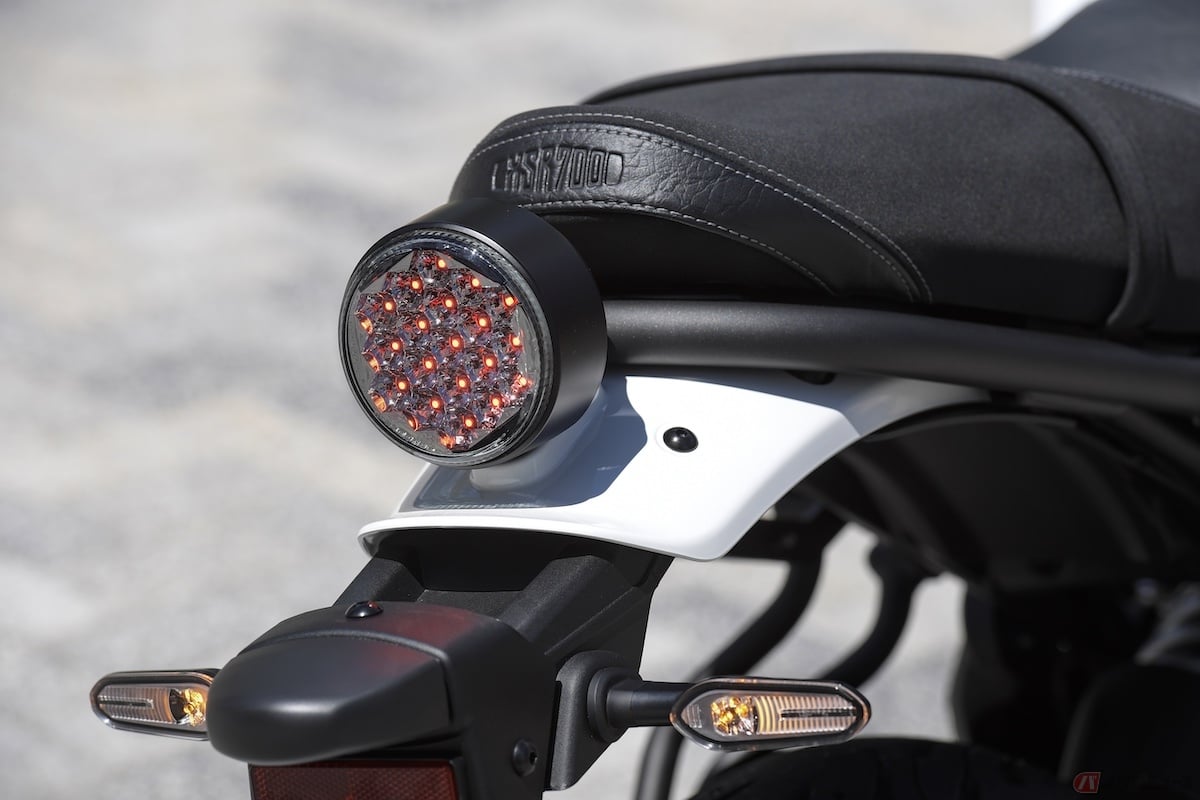 ハザード機能のないバイクにもできる追突対策として、ブレーキランプをチカチカと点滅させて後続車の注意を引く