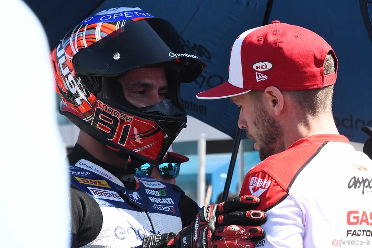 タイトルの可能性を残したジョルディ・トーレス選手(左)のグリッドには、Moto2ライダーのジェイク・ディクソン選手(右)が駆けつけた