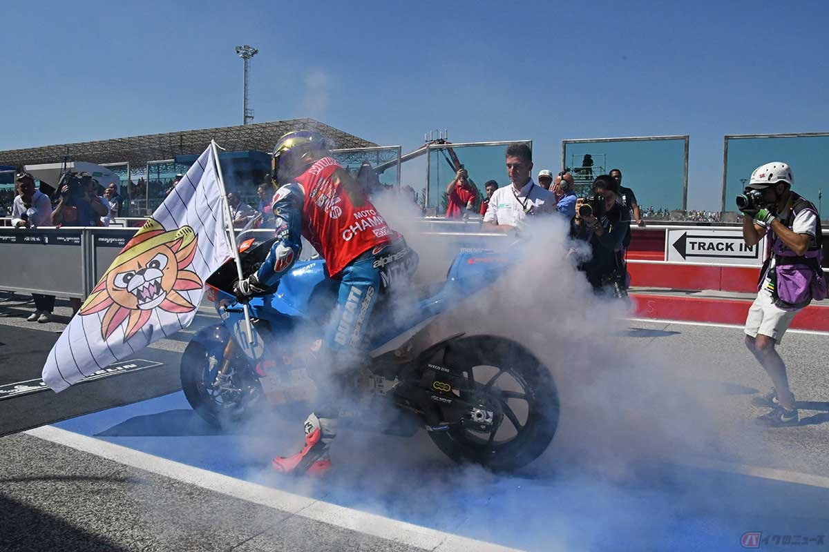 パルクフェルメでバーンナウトするカサデイ選手。オマージュらしきフラッグのデザインについて会見で聞いたところ、「ワンピースが大好きなんだ!」とのこと!