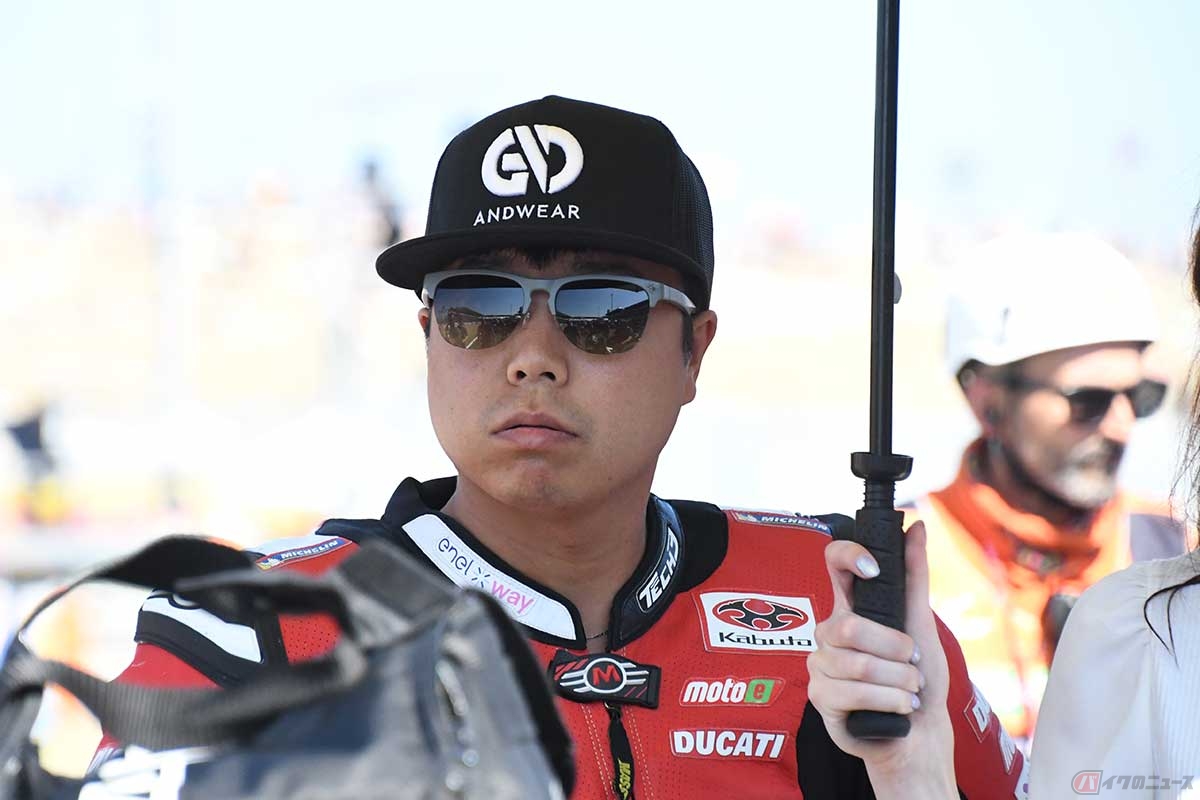 スタート前のグリッド上での大久保選手の様子。ライダーの周りには緊張感が漂う
