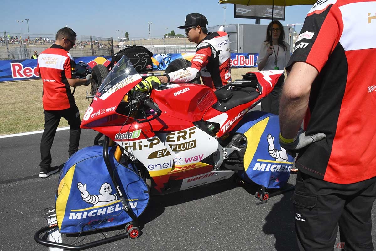 グリッド上ではスタート直前までポータブル充電器からマシンに充電が行なわれる