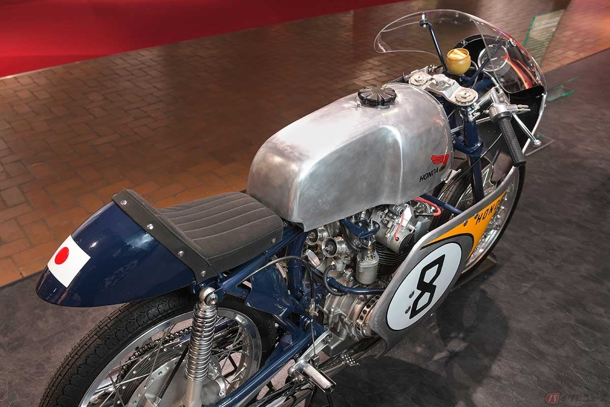 大柄なエンジンを華奢な車体で抱える姿は、その後の「RC」シリーズに共通するもの