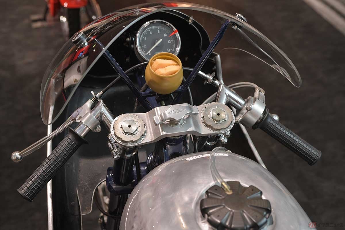 「RC142」のコックピット。メーター手前のスポンジはシールドの汚れや曇りの拭き取り用と言われている