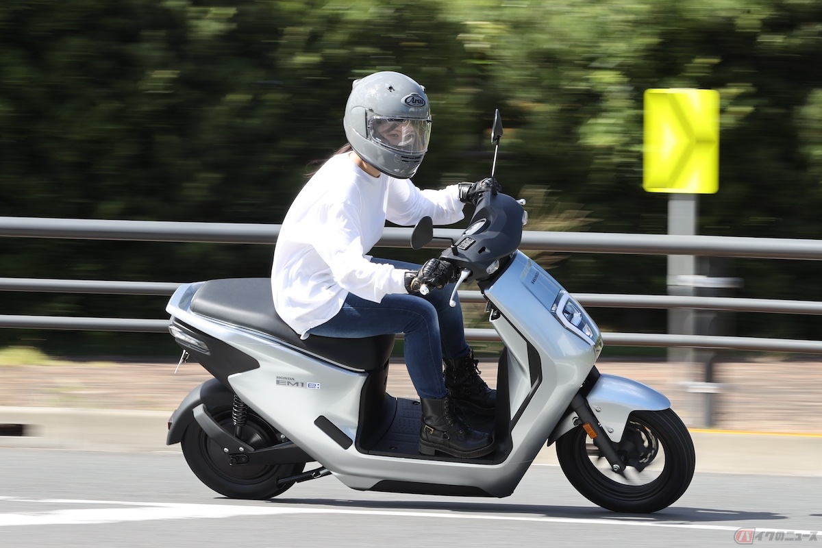 試乗会場は、電動バイクの課題となっている坂道や、交通量がそこそこある設定のコースが用意されていた