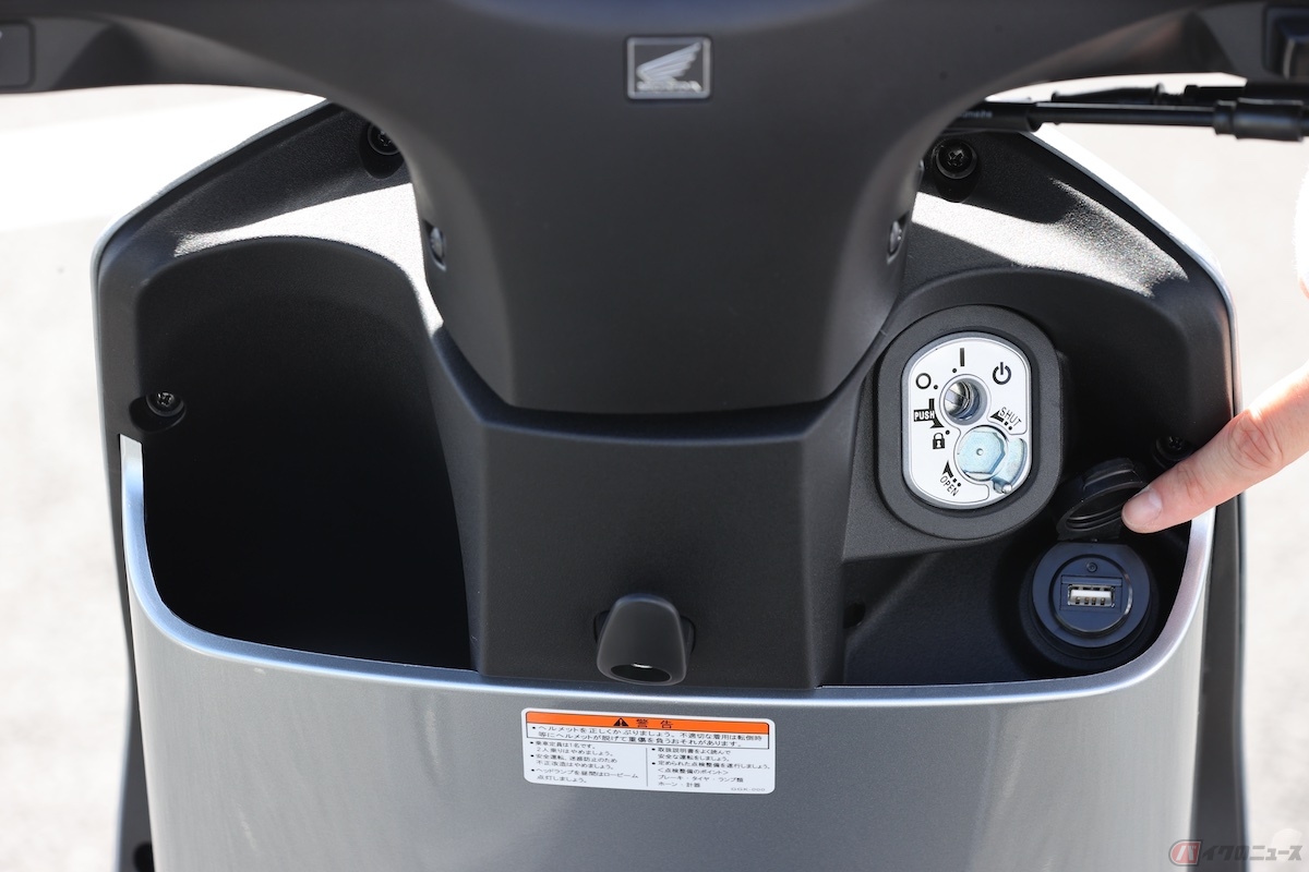 ハンドル下には500mlのペットボトルが入るインナーラックに、袋をかけたりする用のフック、USB Type-Aソケットも付いている