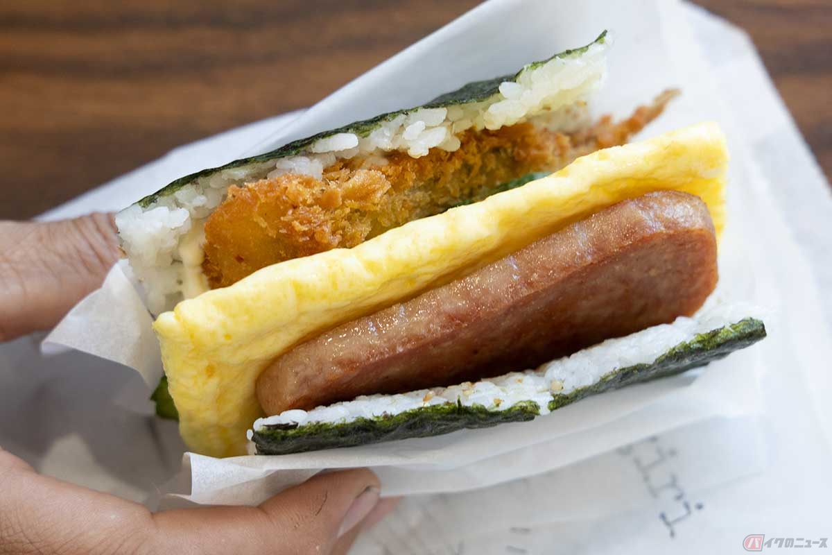 「OKINAWA ONIGIRI」の「Aji (Fried Fish)」を実食。スパムの塩加減とYuzu Mayoe（柚子マヨネーズ）、そしてアジフライがマッチしている