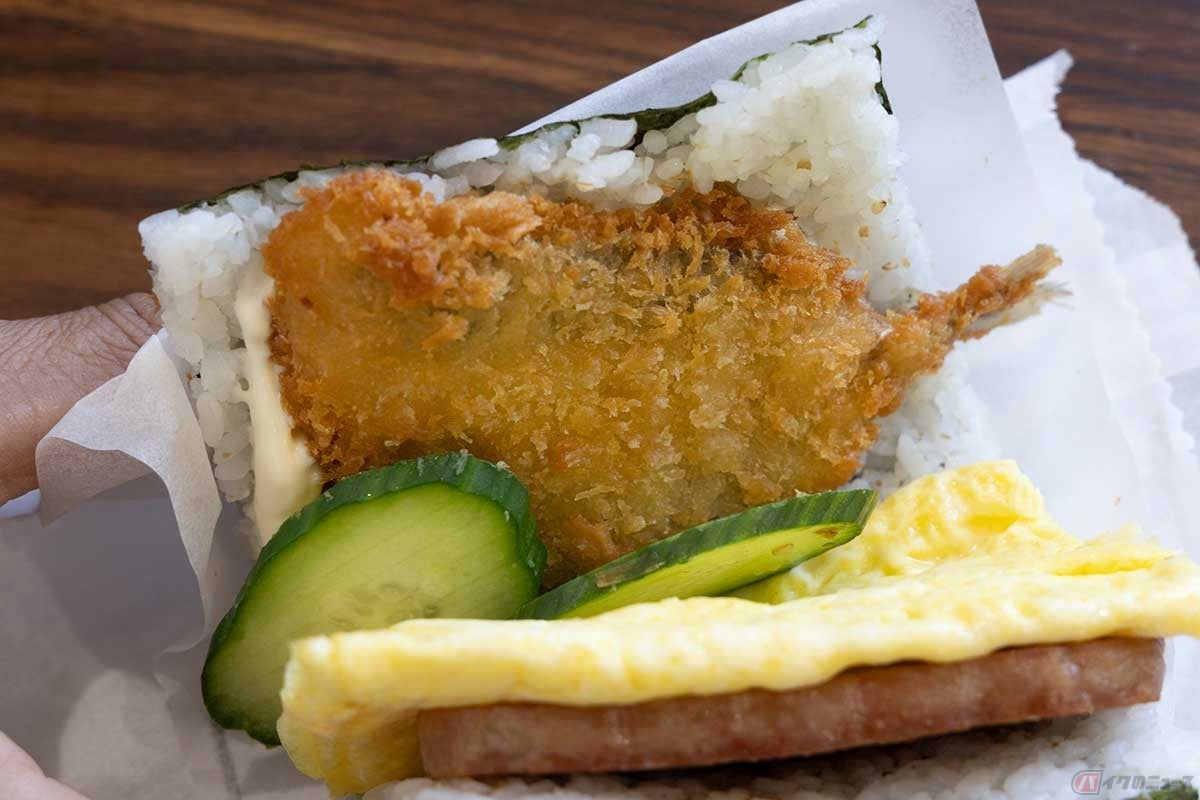 挟まれたアジフライは小さめ、厚みは普通。この食べ方はなかなか新鮮だった