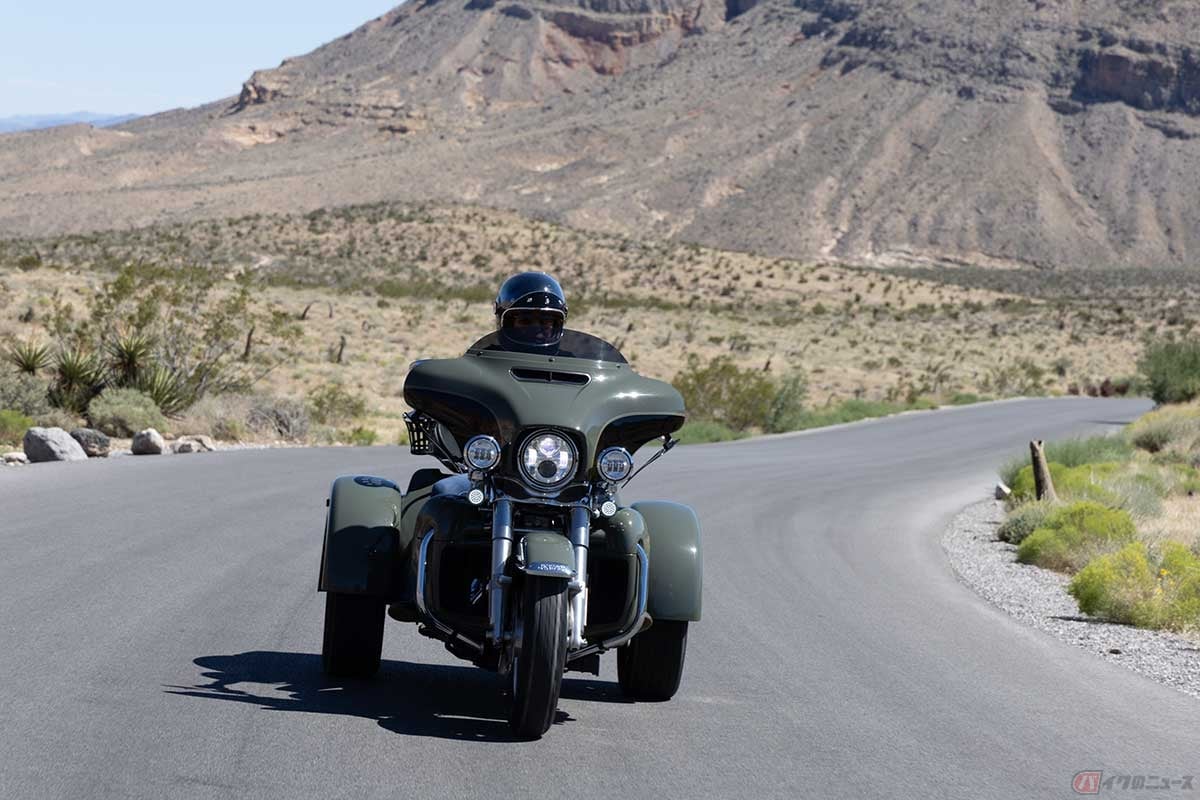 ラスベガス中心部から1時間ほどの場所にある「レッドロック州立公園」は、広大な土地で大自然が広がっている。この日はここでトライクに乗る日本人女性の撮影だった