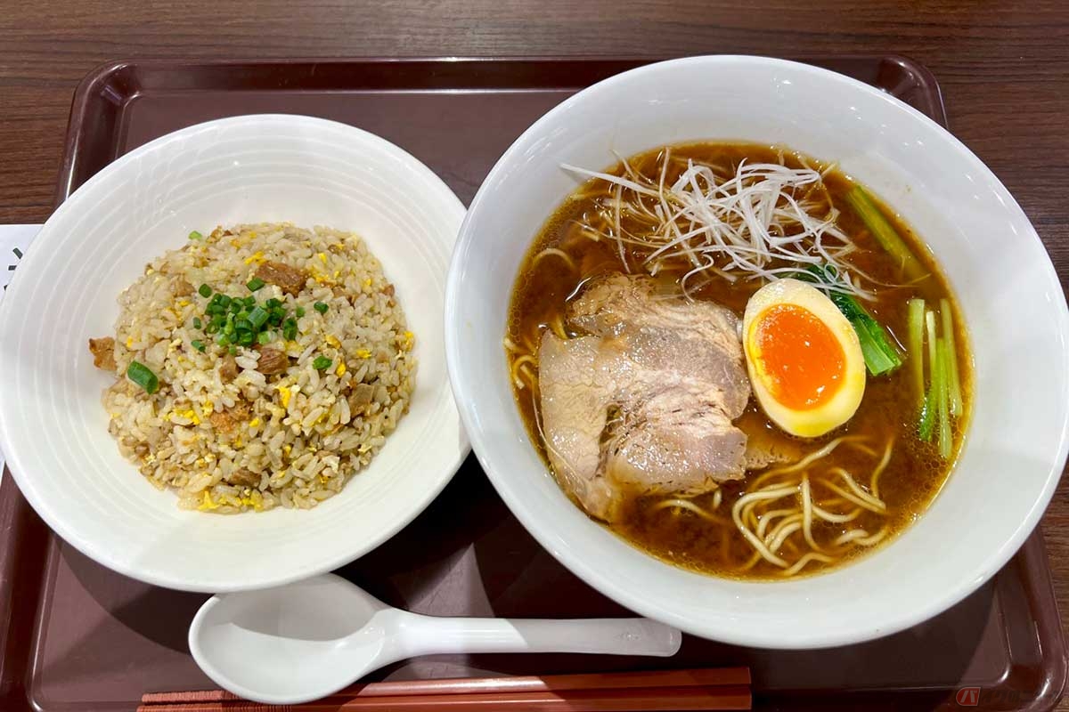 新東名「NEOPASA浜松」(上り)で発見した「八丁味噌ラーメンと麦飯炒飯の家康セット」(1600円)は、一見ただのラーメン炒飯セットだが、八丁味噌や麦飯など、家康公が好んで食したと言われる食材が使われている