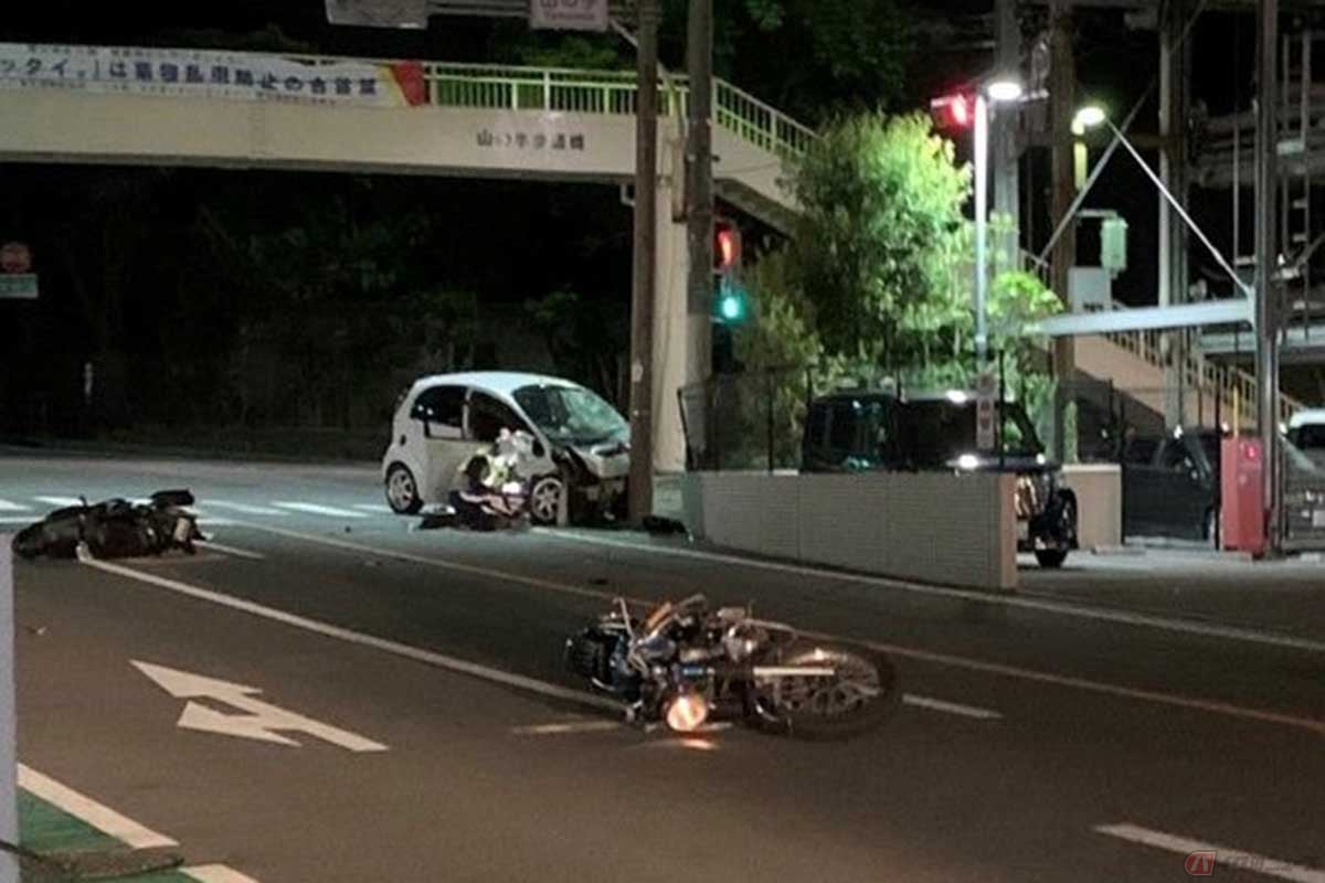 現場となった別府市内の県道。容疑者の車両は写真左上からバイクに突っ込んだ。写真手前に見えるバイクは、軽自動車に大きく飛ばされた(提供/早期解決を願う会)