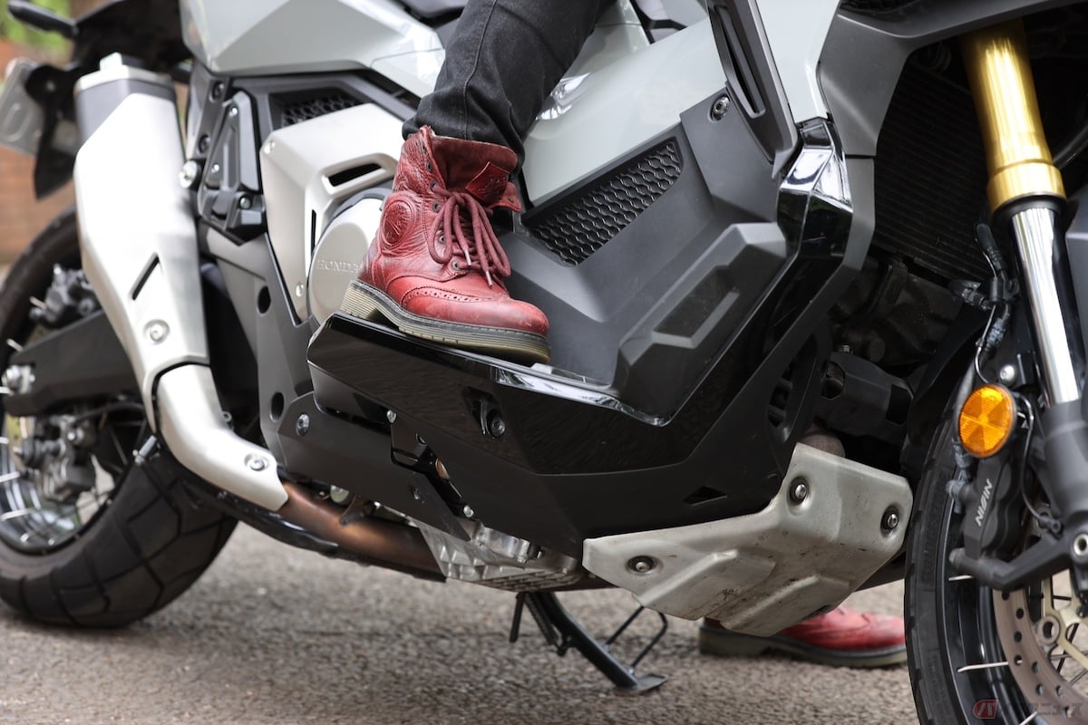 オフロード走行の走行も想定したナックルガードやスキッドプレートも装備