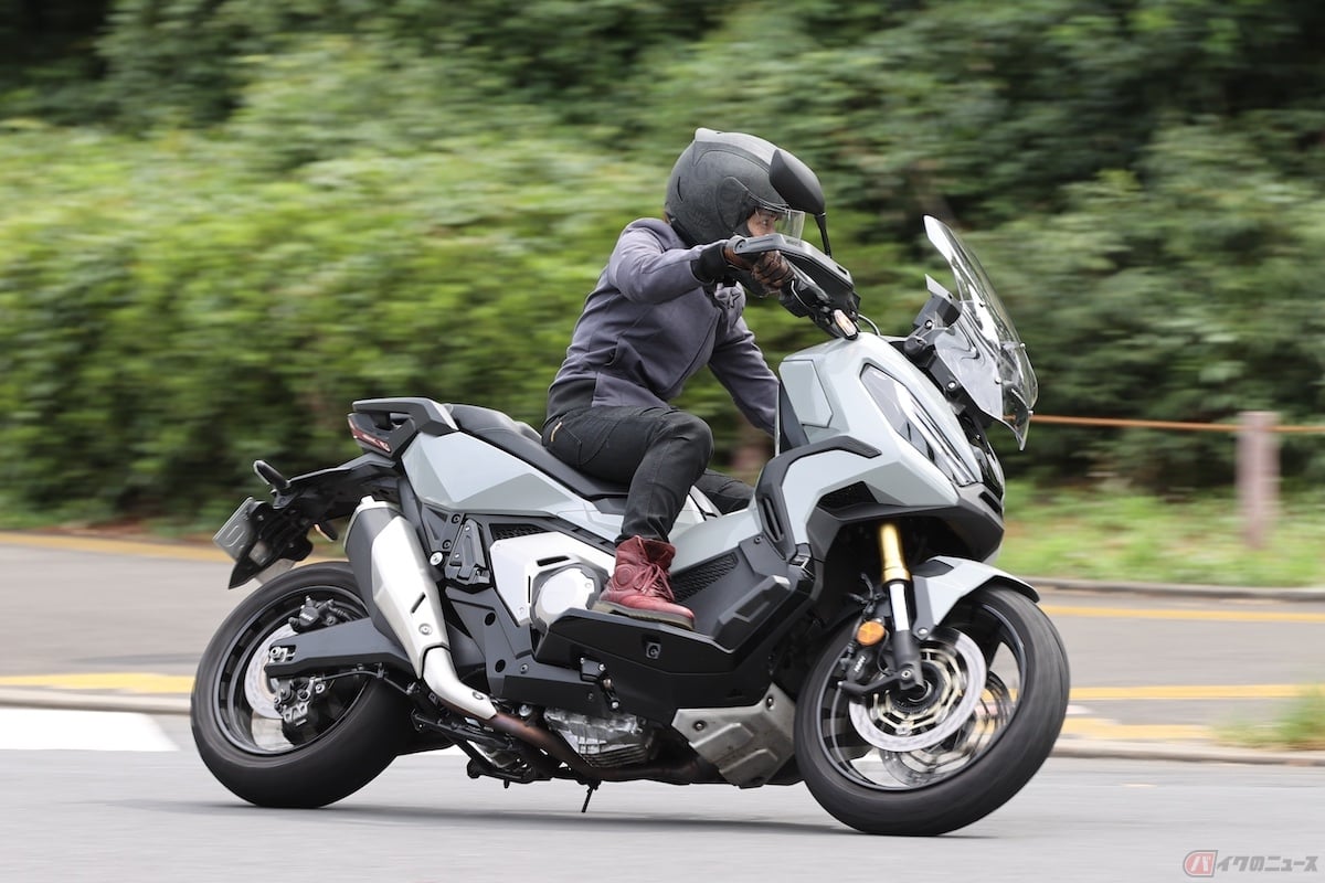走っていると不思議と車体の重さと大きさをあまり感じずにスイスイっとコーナリングできる