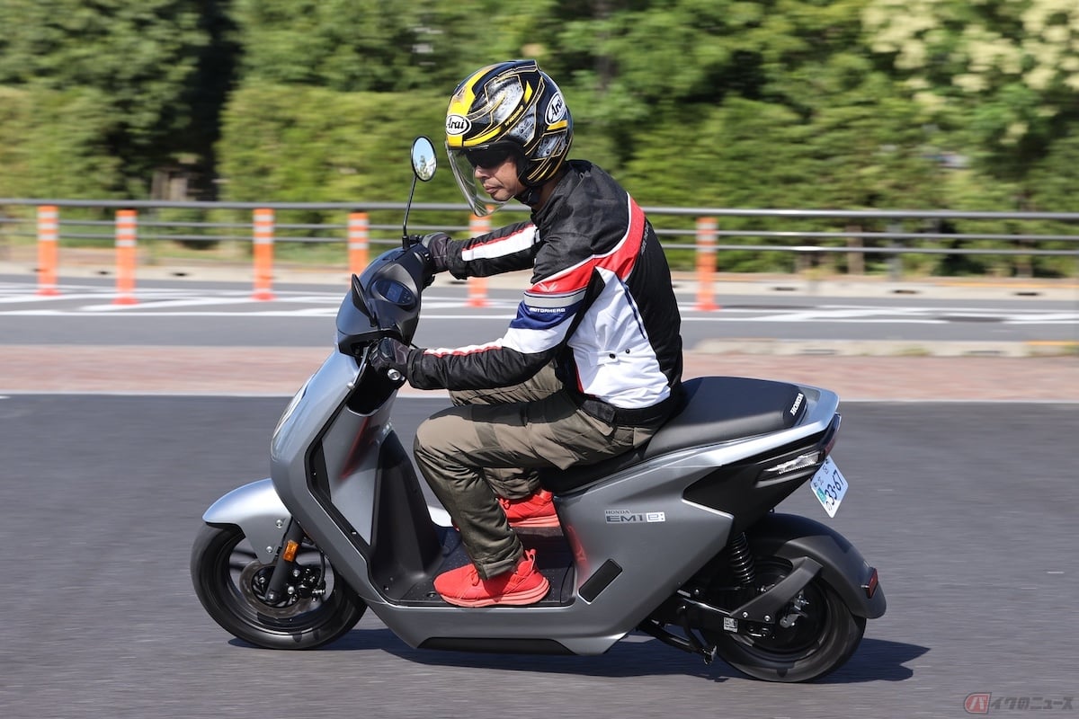 ホンダの電動スクーター『EM1 e:』に試乗する筆者(青木タカオ)