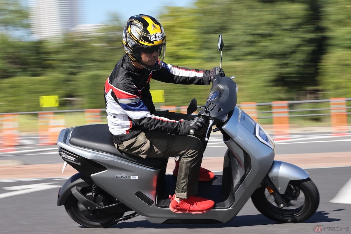 ストップ&ゴーをキビキビこなすのは電動ならではと言える
