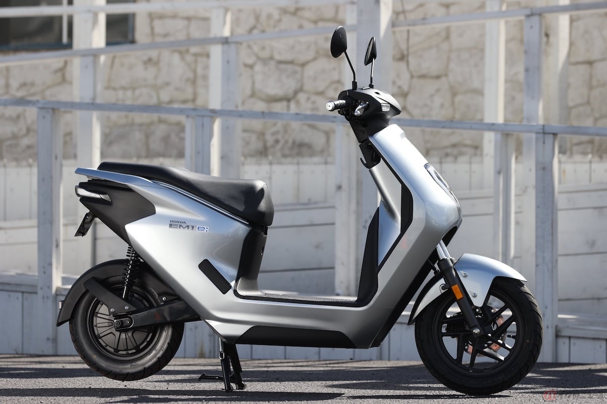 シート高は740mmと低く、足つき性がとてもいい