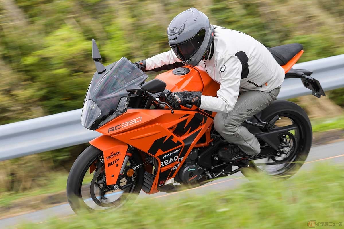 KTM「RC 390 GP」(2023年型)に試乗する筆者(中村友彦)