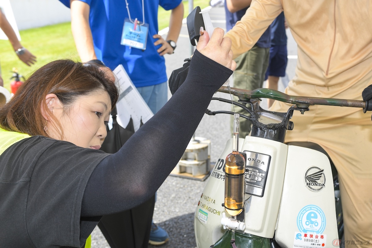 全チーム同一条件にするため決勝レース直前にも燃料の残量チェックや微調整が行われる