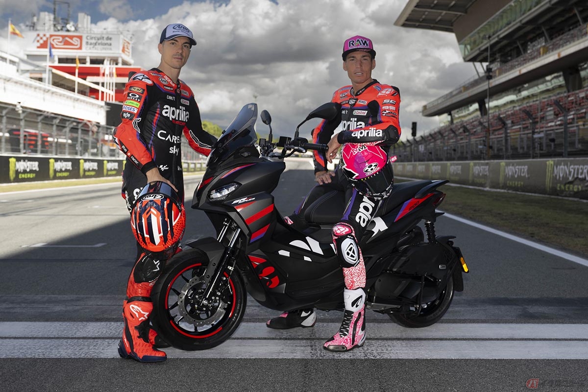 アプリリアのアーバンアドベンチャースクーター「SR GT」の特別仕様車「SR GT REPLICA」とMotoGPライダー、アレイシ・エスパルガロ選手(左)とマーベリック・ビニャーレス選手(右)