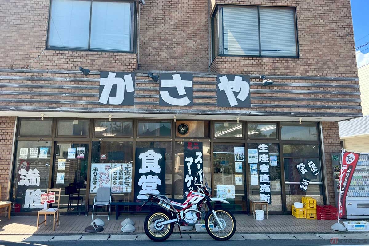 ミニスーパーマーケットに隣接する「かさや食堂」。駐車場は道路の向かい側に用意されている