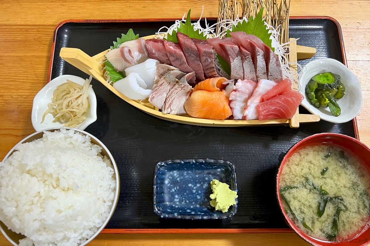 「かさや食堂」の「お刺身定食」(1518円)。もし観光地でこんなボリュームの刺身定食をオーダーしたら、とてもこの価格では食べられないはず。海に面した街だけに海産物の美味さは抜群
