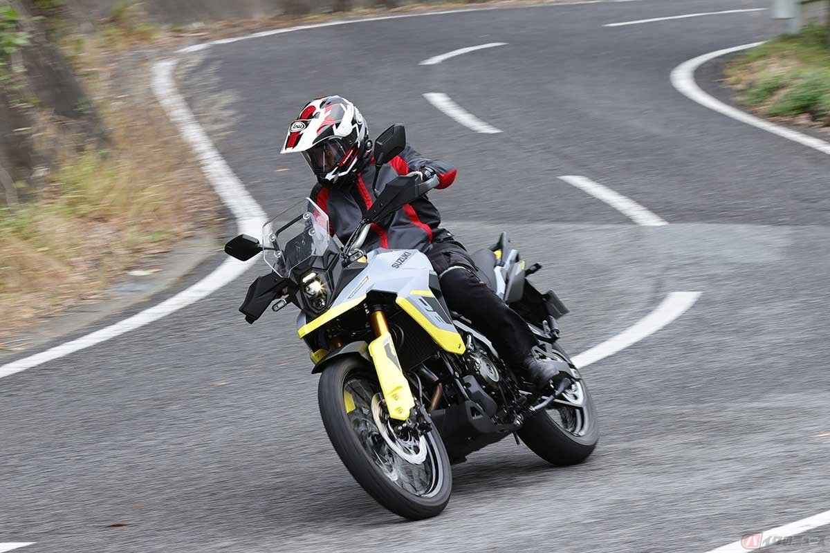 実際の燃費はどうなのか? スズキ「V-STROM 800DE」(2023年型)を走らせる筆者(松井勉)