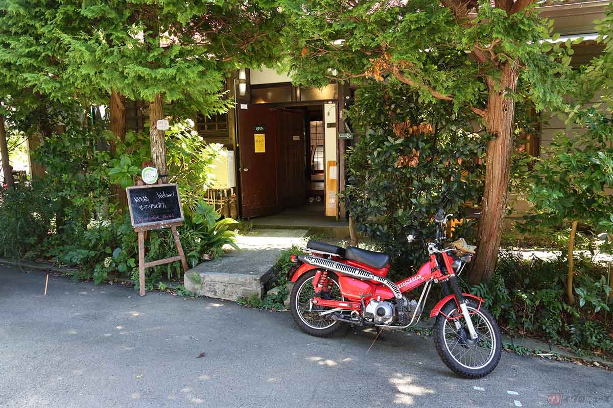 葉山町の「風早橋ガーデングリルカフェ」は、古民家を利用した素敵な雰囲気の店。バイクやクルマは別に用意された駐車場へ