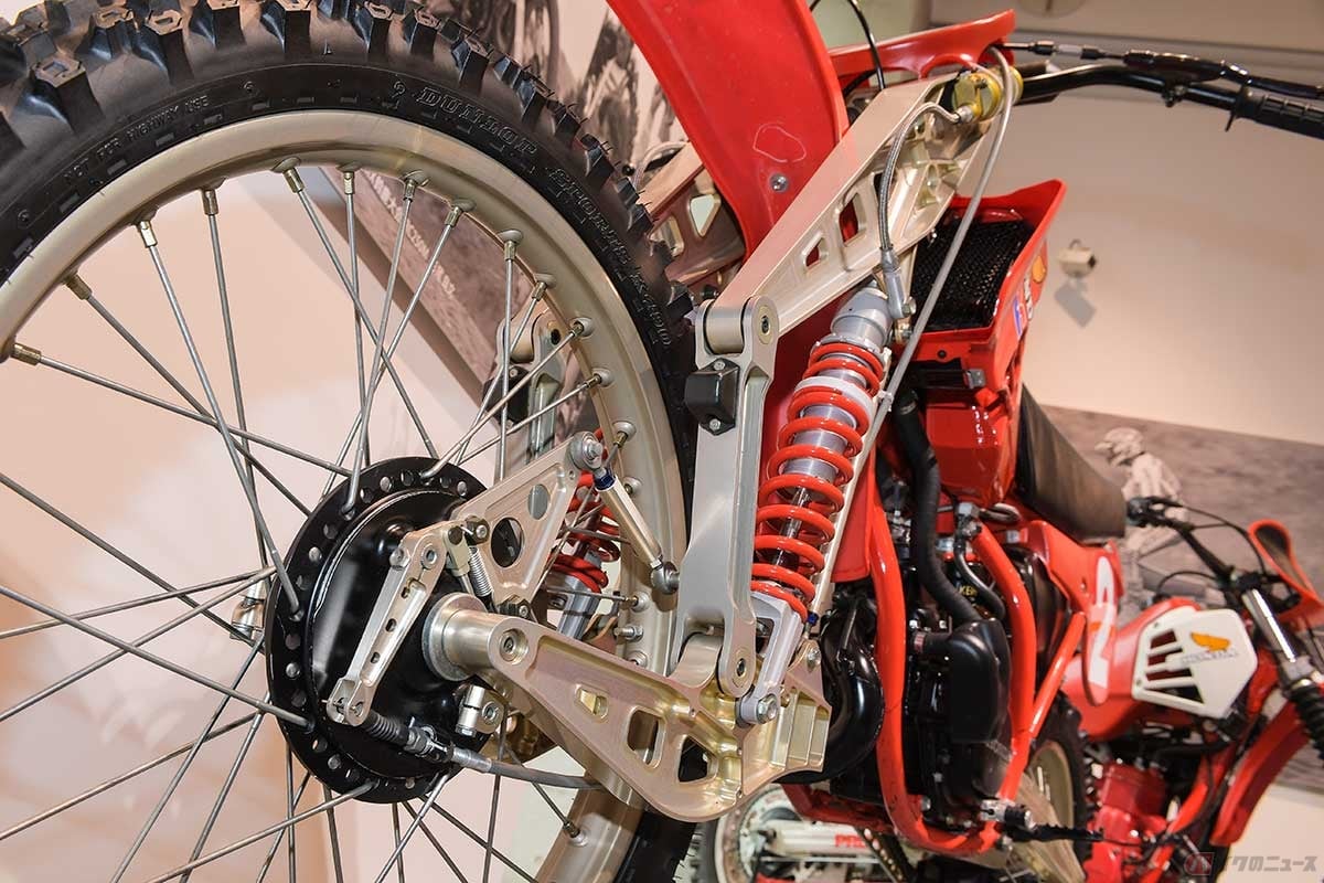 フロントサスペンションにダブルプロリンクを装備する1981年型の「RC125M」
