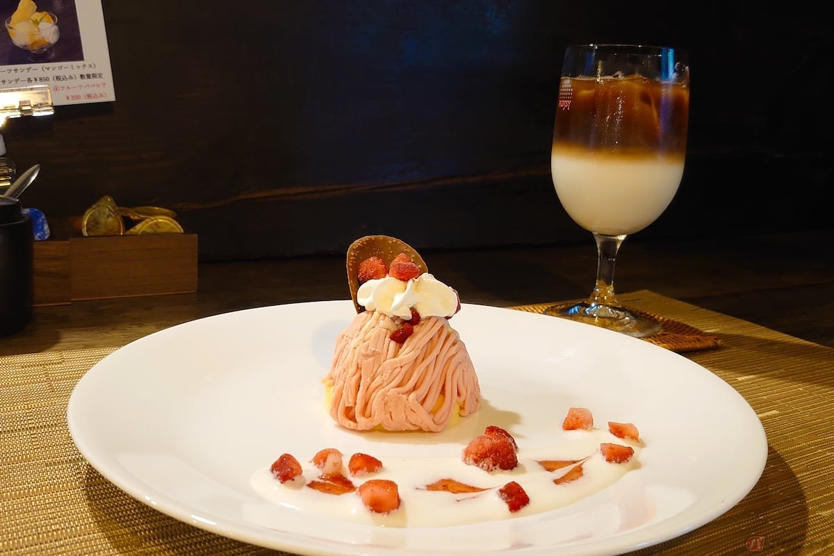 季節限定の「苺のモンブラン」と「たっぷりミルクのカフェオレ」を注文しました