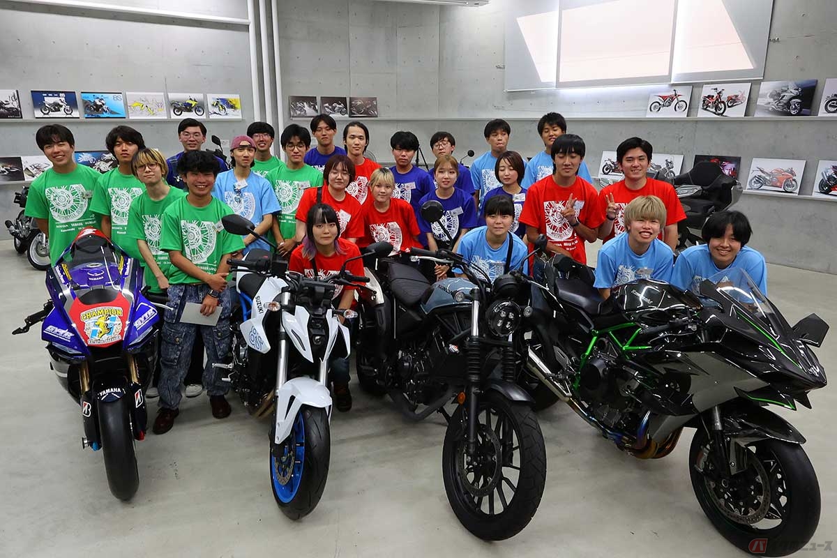 『第11回 二輪デザイン公開講座』に参加した受講生の皆さん。この中から新たなバイクデザイナーが誕生するに違いありません