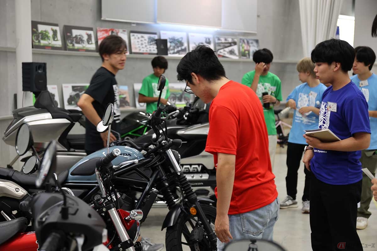 実車を目にして、興味津々な様子の受講生の皆さん。バイクに乗ったことがないという受講者も多かったのですが、講座を受講しバイクに触れたことで、バイクの免許を取る! と宣言した人もいました