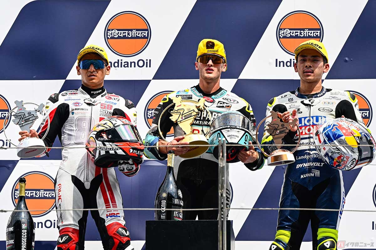 インドGPのMoto3クラス決勝レースで優勝したジャウメ・マシア選手(ホンダ/中央)、2位の鳥羽海渡選手(ホンダ/左)、3位の佐々木歩夢選手(ハスクバーナ/右)