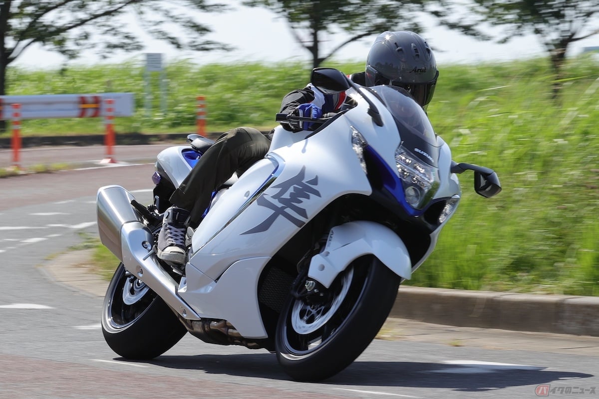 鎧兜をモチーフにした空気特性とライダーへの防風効果を追及した「Hayabusa(隼)」