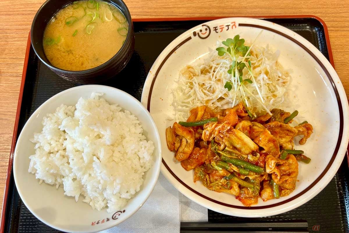 名神高速「桂川PA」(上り)でいただいた「豚キムチ炒め定食」(830円)は、味が濃くて辛いキムチが主張するうえに塩分多めの印象だったが、汗をたくさんかいた後の真夏のランチにはもってこいだったとも言える