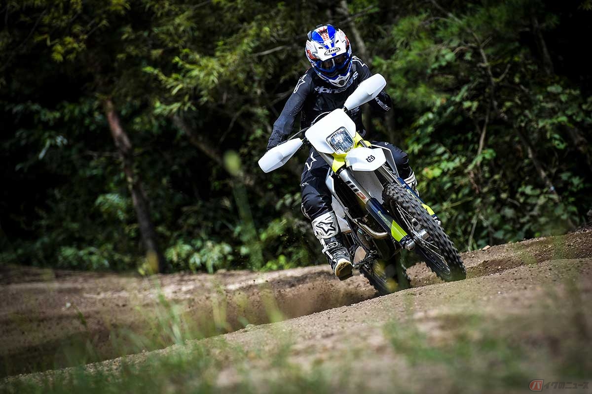 ハスクバーナ「FE 250」(2024年型)に試乗する筆者(青木タカオ)