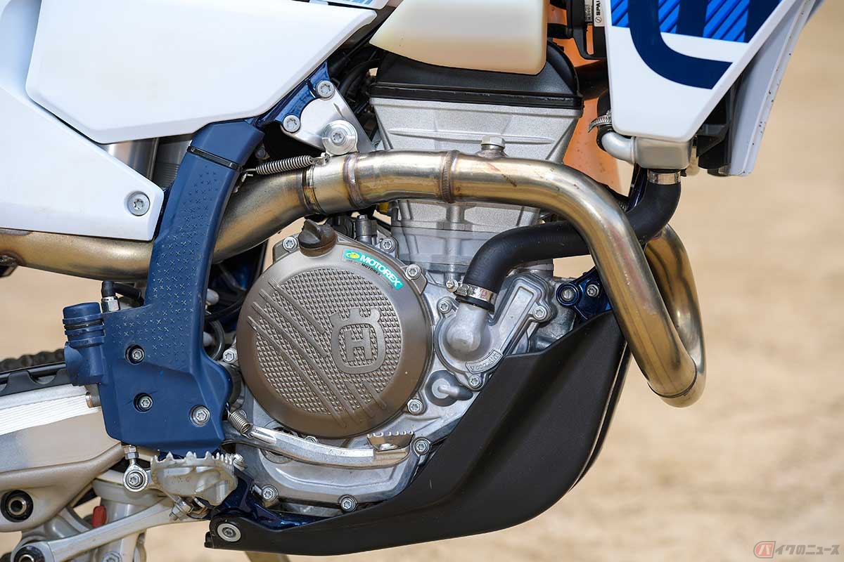 従来型よりコンパクトな新型エンジンは、排気量249.9ccの水冷4ストローク単気筒DOHC4バルブ。従来型で見られたシリンダヘッドガスケット部の「ハーフムーン」は無くなった