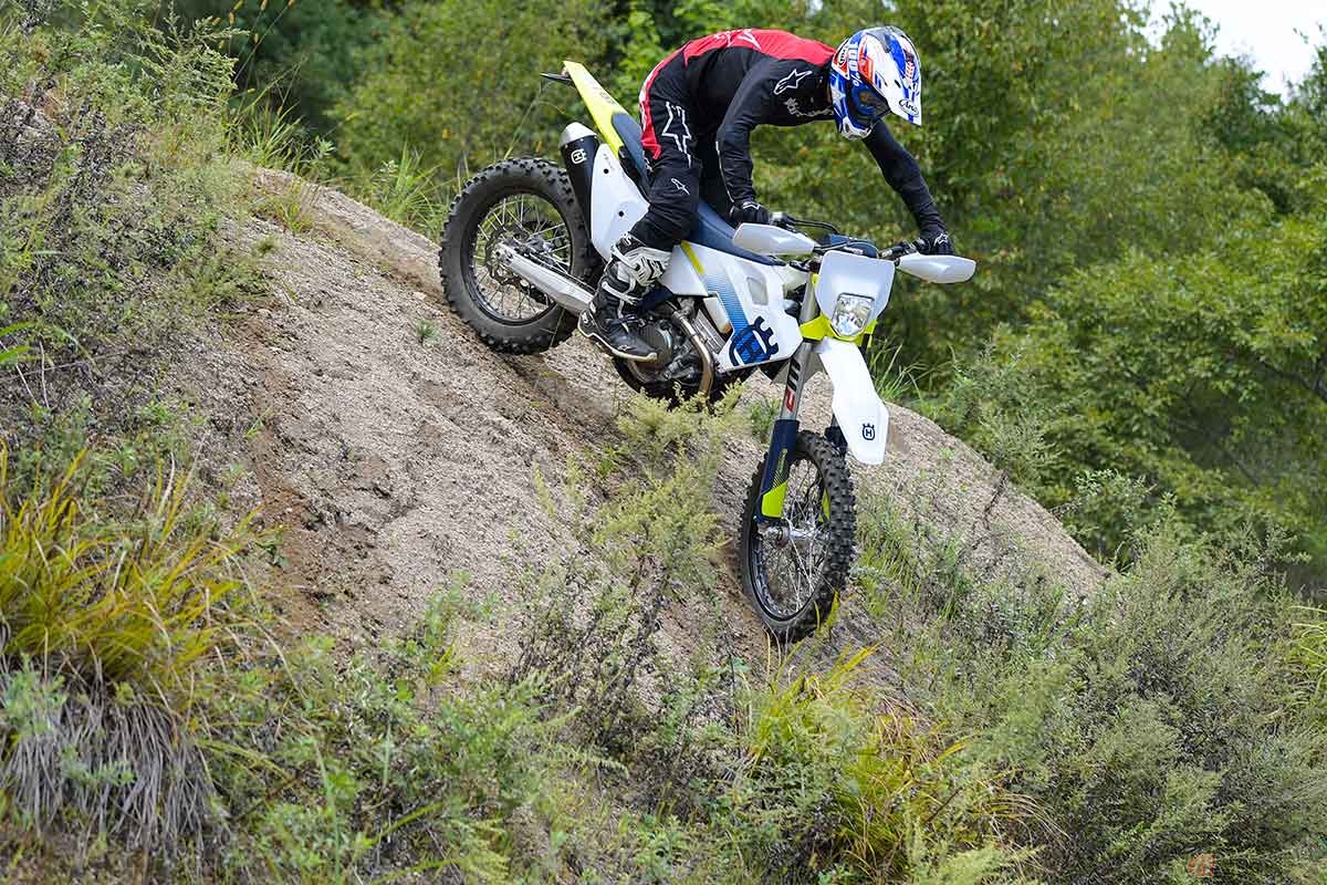ハスクバーナ「FE 250」(2024年型)に試乗する筆者(青木タカオ)。エンデューロマシンとしての進化を実感