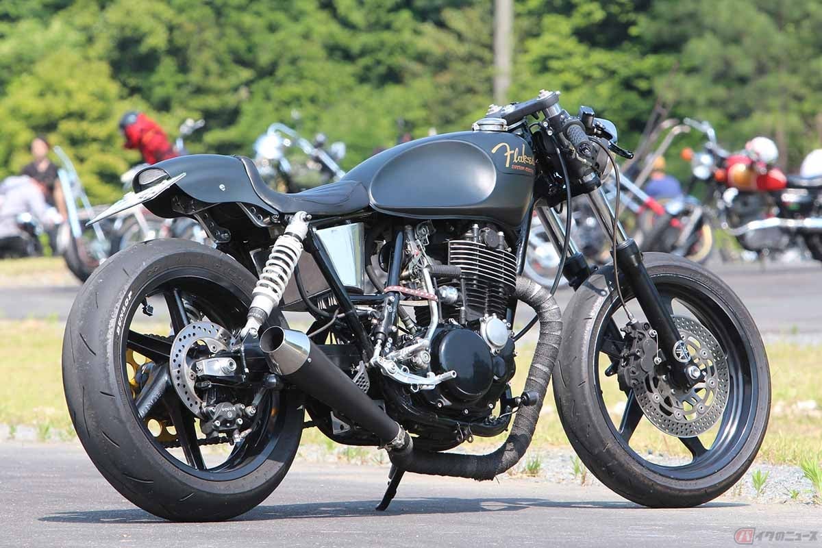 原型をほとんど留めていませんが、こちらもヤマハ「SR400」をベースにしたカスタムです。トップブリッジやフロントフォーク、スイングアームなどの足周りはすべてホンダ「NSR250R」に換装されています。製作したのは愛知県のカスタムショップ「フレークス」