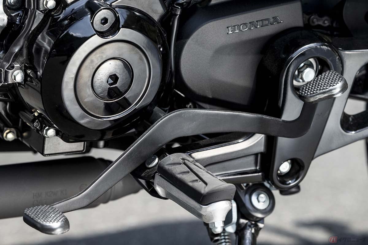 ホンダ「ダックス125」のシーソーペダルはちょっとした加工で「モンキー125」に装着できるようです。靴を汚さず、気軽にモンキーに乗りたいというライダーに人気のカスタムです
