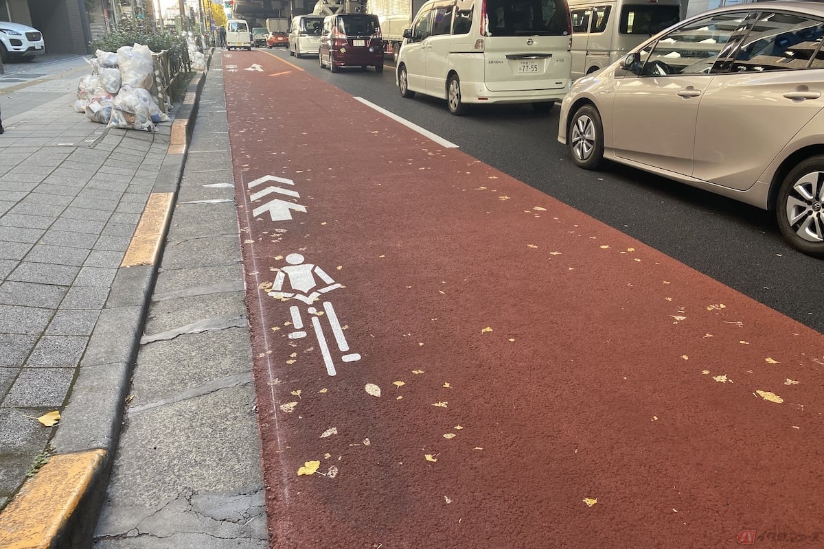 道路のカラー塗装やソーラー充電式のLEDを使用した一時停止標識の普及も、一灯式信号の撤去が進められている理由とされている