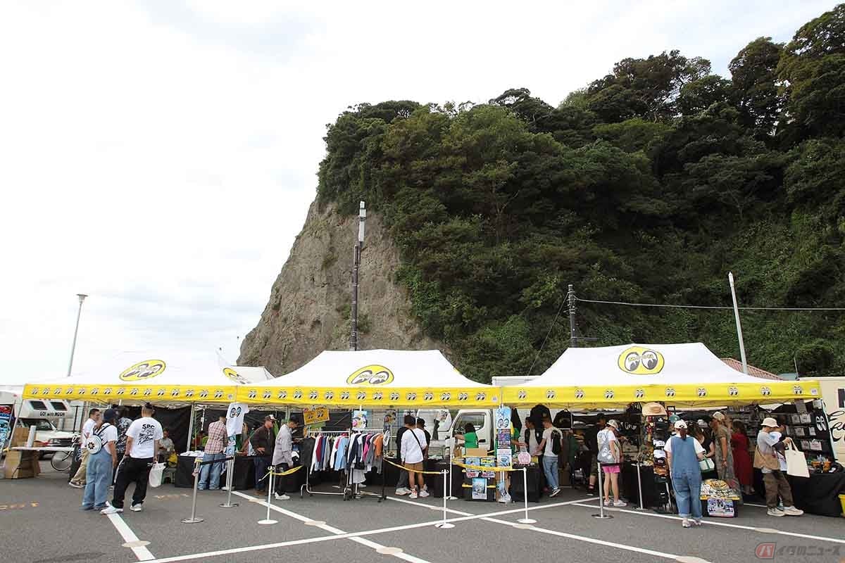 主催のムーンアイズ・ブースでは2023年12月3日(日)に開催されるYOKOHAMA HOTROD CUSTOM SHOWの前売りチケットも販売。今年もバイクでの来場は禁止され、公共交通期間での来場がアナウンスされていました