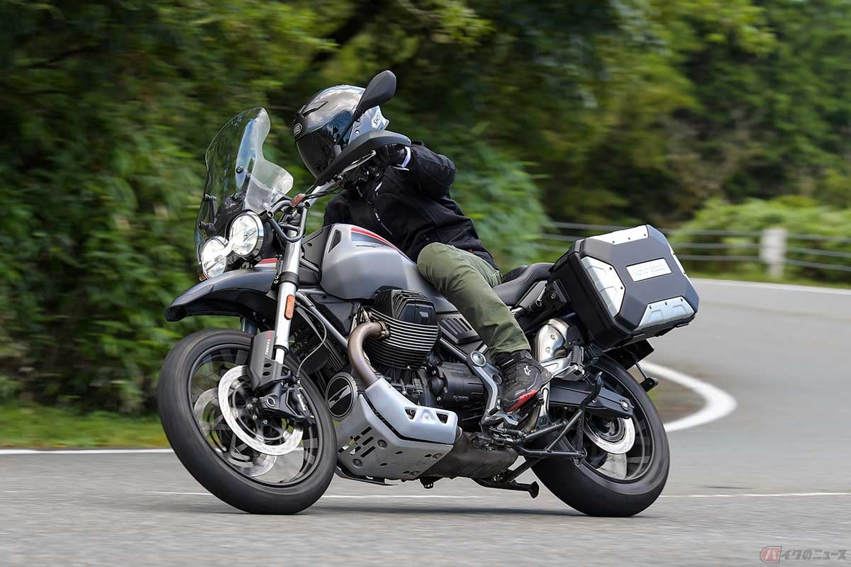 モトグッツィ「V85 TT TRAVEL」に試乗する筆者(中村友彦)