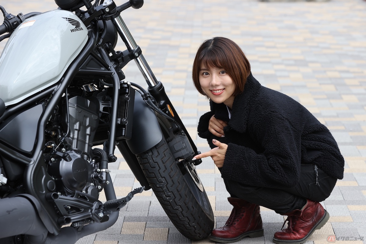 タイヤのパターンは手書き迷路のような模様が刻まれている