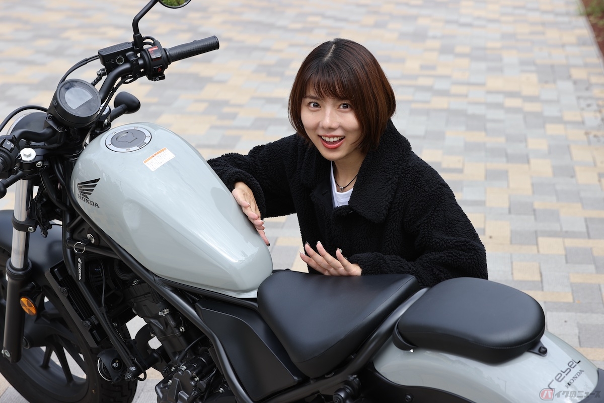 ライダーが座った時に足が当たる部分は特にグニュッとくびれている