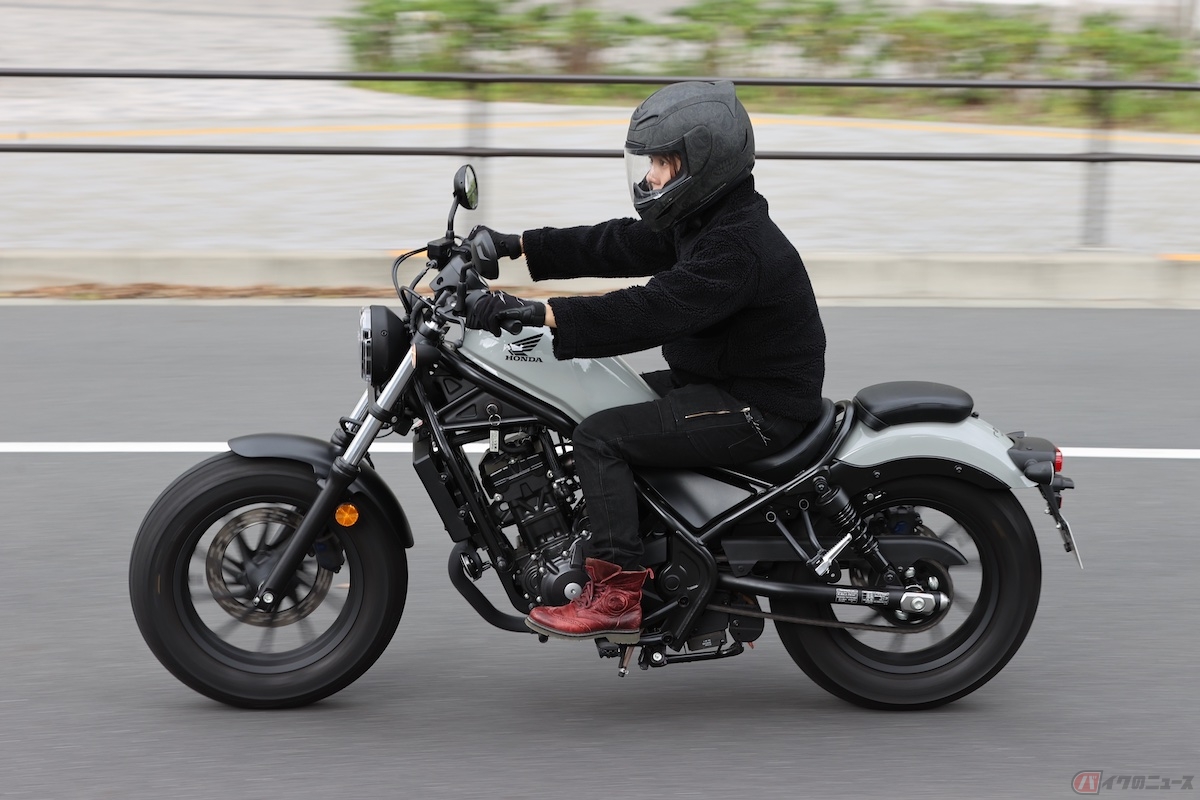 発進時は、単気筒の「ドクドクドク」とした音も混ざり軽く押されるように進む