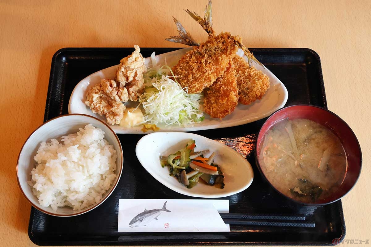 「食事処 みんな家」の「釣あじフライ・鳥唐揚」定食は、アジフライと唐揚げがセットでボリューミー