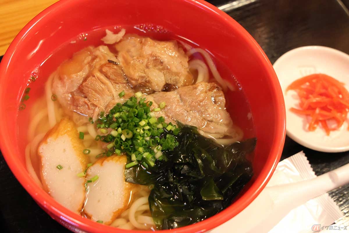 「食事処 みんな家」の「ソーキそば」は、あっさりしたスープに横須賀産のわかめがよくマッチしている。ソーキも美味しい