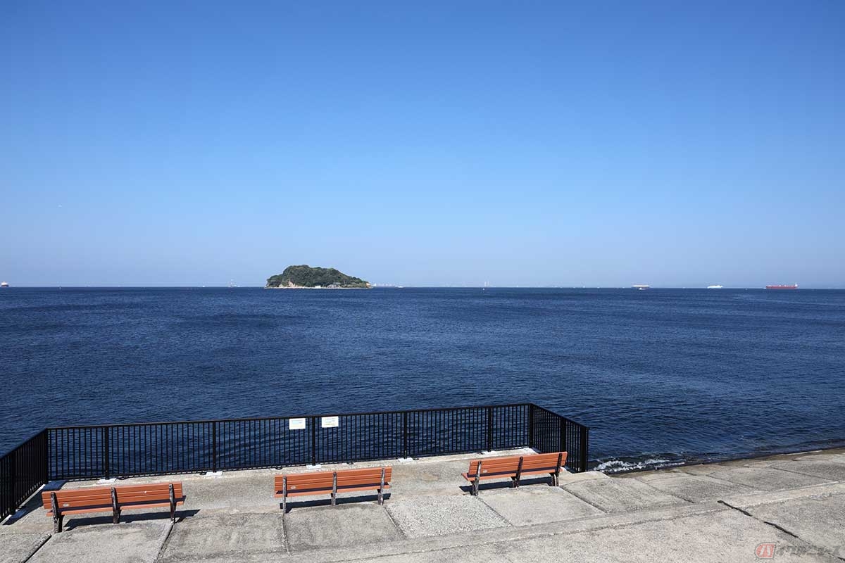「横須賀市うみかぜ公園」の展望デッキや海に面したベンチからは、猿島がすぐ近くに見える。米海軍基地から観音崎まで見渡せる